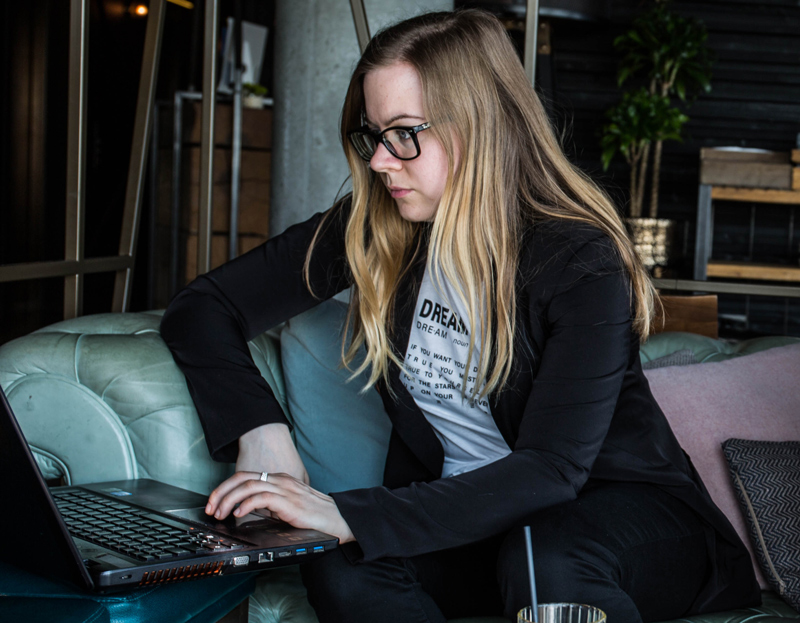 nicole-venglovicova-laptop-lifestyle