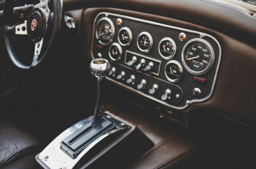 Physical and mechanical checking before buying a car