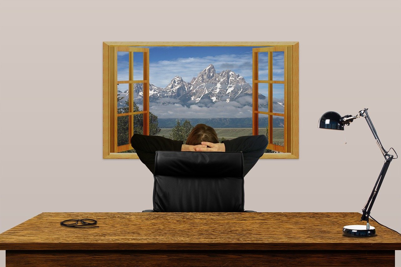 home-office-work-desk-arrangement-for-healthy-posture