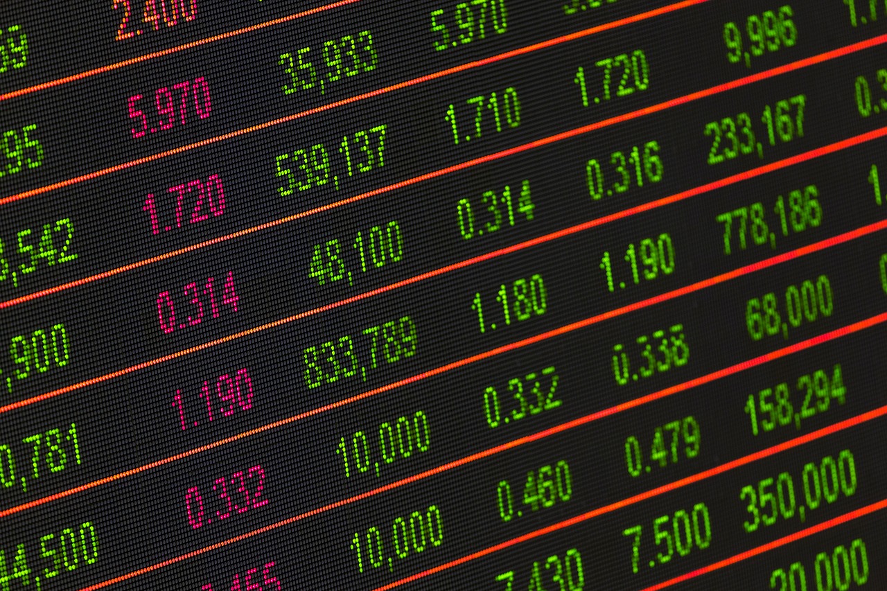 investment-in-stocks-and-cryptocurrencies-comparison