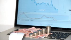 How can one carry out spot forex trading